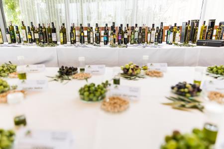 Od oljk v ospredju fotografije pa do ustekleničenega olja v ozadju 